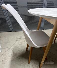 Tavolo rotondo e sedia modello scandinavo