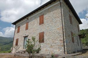 Casa indipendente immersa nel verde