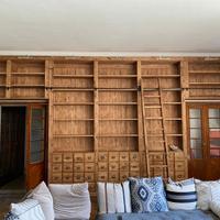 libreria legno vecchio ante ripiani cassetti scala