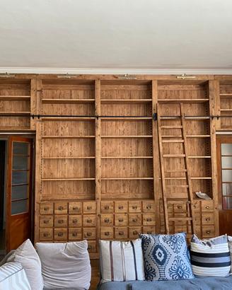 libreria legno vecchio ante ripiani cassetti scala