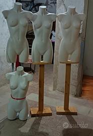 set di manichini in plastica con base in legno  
