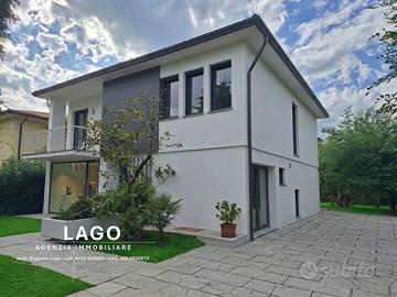 Villa di 250 m² con più di 5 locali e box auto a N