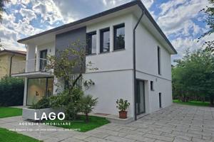 Villa di 250 m² con più di 5 locali e box auto a N