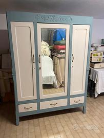Armadio tre ante in stile Shabby.