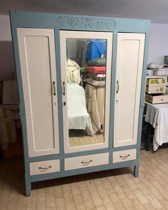 Armadio tre ante in stile Shabby.