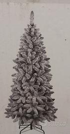 Albero di natale innevato