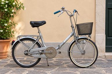 Bicicletta Betty vintage pieghevole con cestino – 