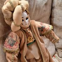 bambolotto con maschera veneziana in biscuit