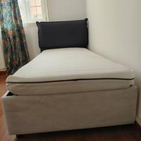 letto con testata imbottita e doghe e materasso