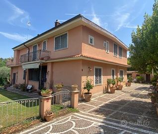 Villa a Castel Madama