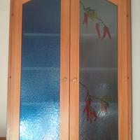 credenza con vetro decorato