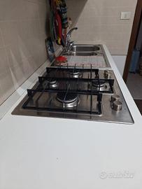 piano cucina con fornello e lavello