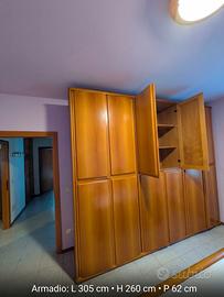 Armadio guardaroba in legno capiente  DISPONIBILE