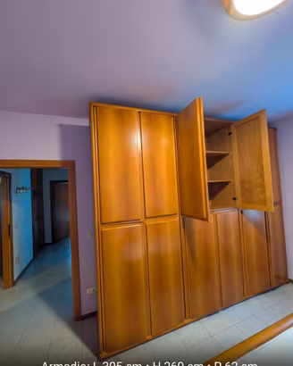 Armadio guardaroba in legno capiente  DISPONIBILE