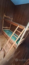 letto a castello e cassettiera in legno