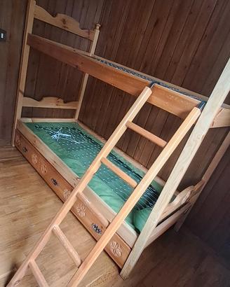 letto a castello e cassettiera in legno
