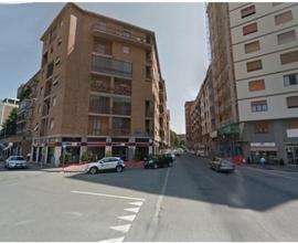 Ampio locale con 12 vetrine in alessandria