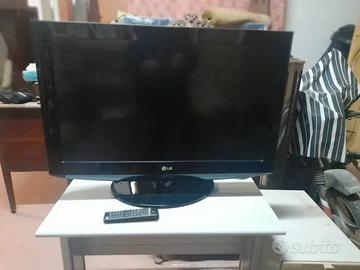 Televisore da revisionare modello LG 32LH2000.