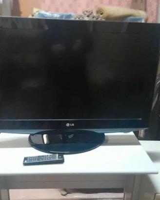 Televisore da revisionare modello LG 32LH2000.