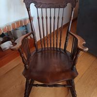 sedia a dondolo antica con fregio intagliato