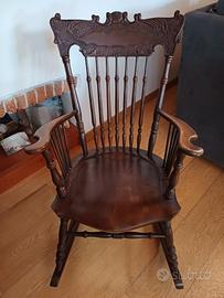 sedia a dondolo antica con fregio intagliato