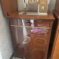 Macchina da cucire vintage Singer 700 a pedale