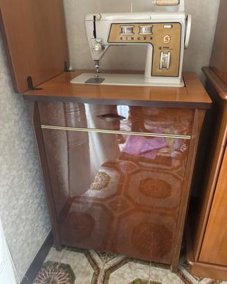 Macchina da cucire vintage Singer 700 a pedale