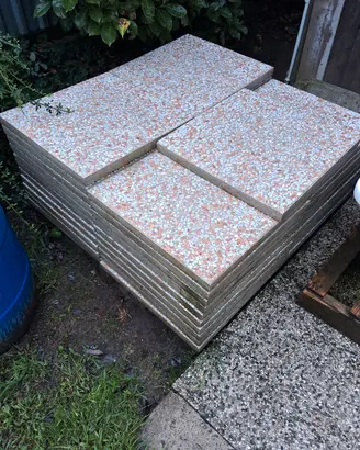 piastrelle 50x50 per esterno granigliate rosa