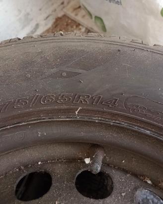 Coppia di cerchioni e gomme invernali