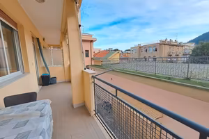 Grande Trilocale con Balconata vivibile 50 mt Mare
