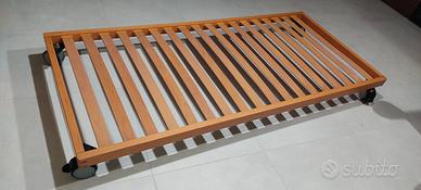Letto in legno massello con ruote e doghe legno
