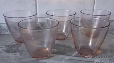 Cinque bicchieri in vetro rosa chiaro. Vendibili a