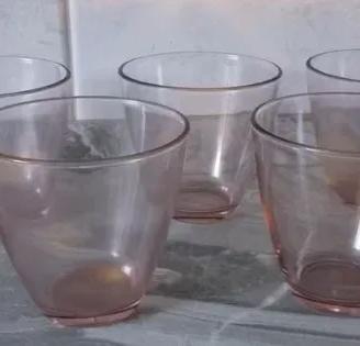 Cinque bicchieri in vetro rosa chiaro. Vendibili a