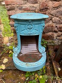 Antico scaldapiedi vintage in metallo