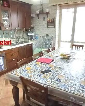 Appartamento di 120 m² con 3 locali e posto auto a