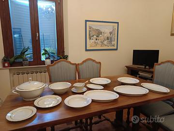 Servito piatti porcellana bianca con rigo dorato