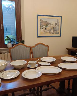 Servito piatti porcellana bianca con rigo dorato