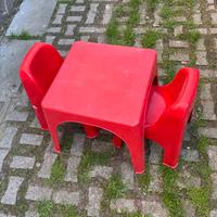 Tavolo rosso con due sedie