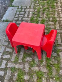 Tavolo rosso con due sedie