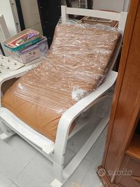 poltrona sedia dondolo Ikea rivestimento pelle 