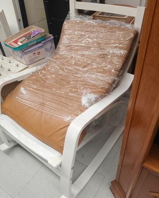 poltrona sedia dondolo Ikea rivestimento pelle 
