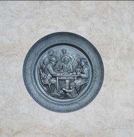 Piatto da parete in peltro rilievo 