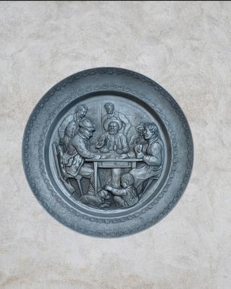 Piatto da parete in peltro rilievo 