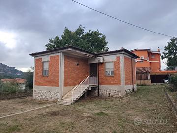 Villino indipendente con 600 mq di giardino a Sezz
