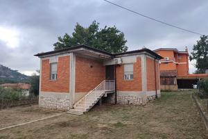 Villino indipendente con 600 mq di giardino a Sezz