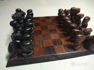 Set scacchi in legno africano