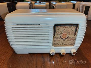 Radio a valvole da comodino