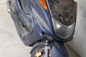 YAMAHA MAJESTY 250CC FERMO IN GARAGE DA 5/6 ANNI