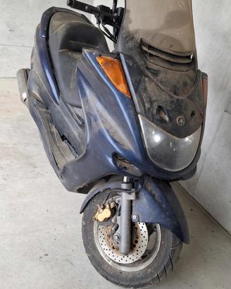 YAMAHA MAJESTY 250CC FERMO IN GARAGE DA 5/6 ANNI