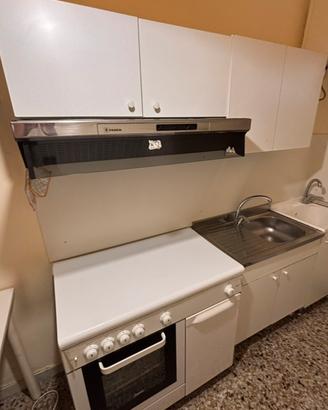 cucina a gas, due pensili e base lavello
